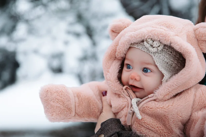 Baby im rosa Schneeanzug – Babyfotos im Freien, Bezirk Neunkirchen