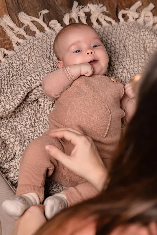 Baby auf einer Decke – Babyfotos bei Foto Bambas, Ternitz