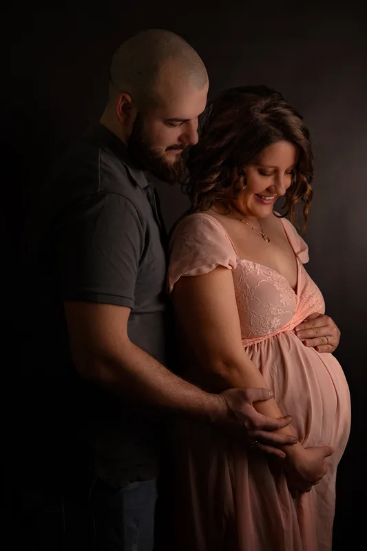 Werdende Eltern vor dunklem Hintergrund – Babybauchshooting im Studio in Ternitz