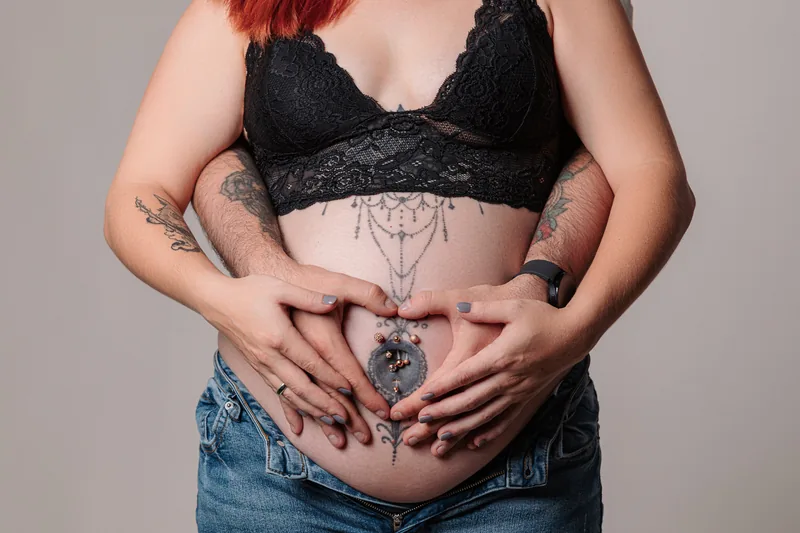 Herz-Hände am Babybauch – Babybauchshooting im Fotostudio Ternitz