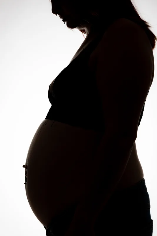 Silhouette einer Schwangeren – Babybauchshooting im Fotostudio Ternitz