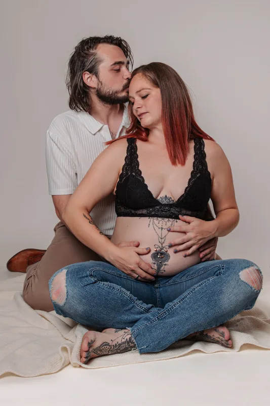 Paar beim Babybauchshooting im Fotostudio in Ternitz