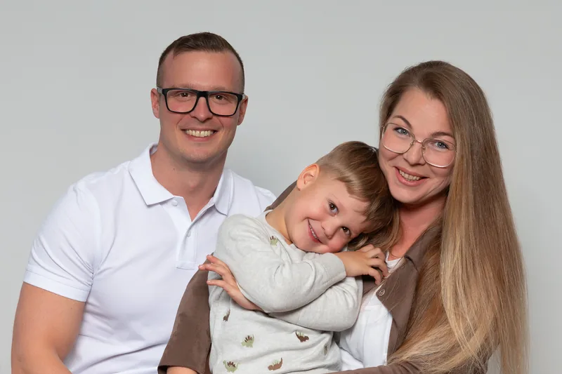 Familie mit Sohn im Fotostudio in Ternitz