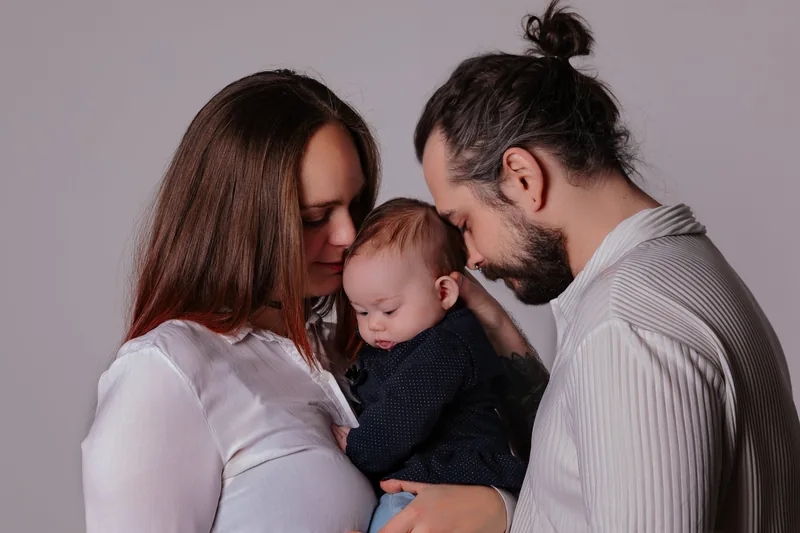 Eltern mit Baby im Fotostudio – Familienfotos in Ternitz