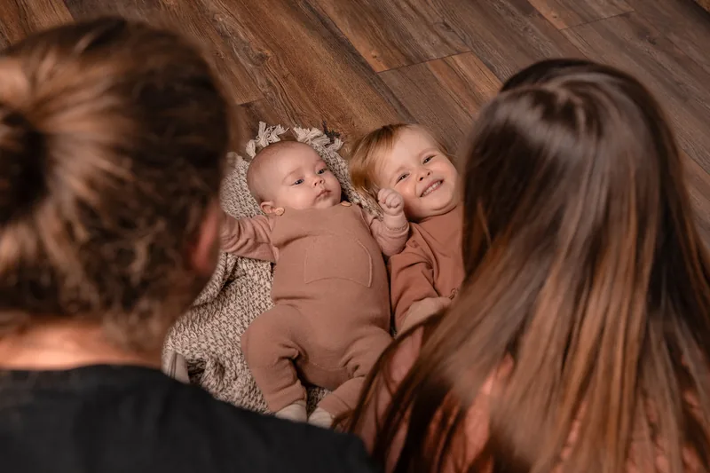 Eltern mit zwei Babys – Familienshooting bei Foto Bambas, Ternitz