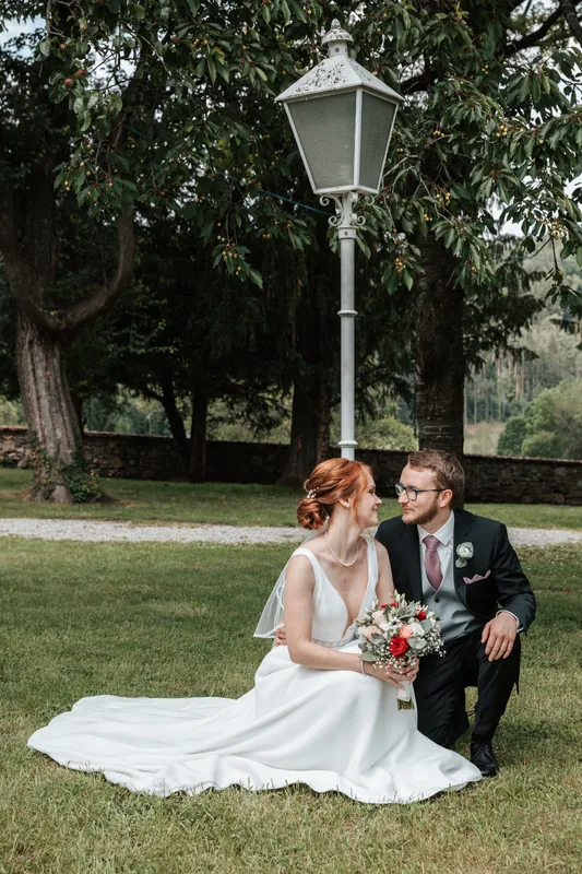 Brautpaar unter einer Laterne – Hochzeitsfotografin Bezirk Neunkirchen