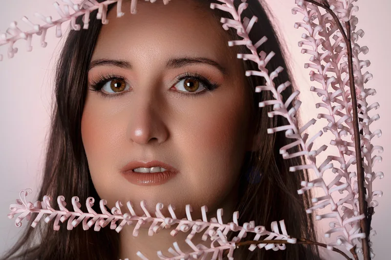 Beauty-Portrait mit rosa Zweigen – Fotostudio Foto Bambas, Ternitz