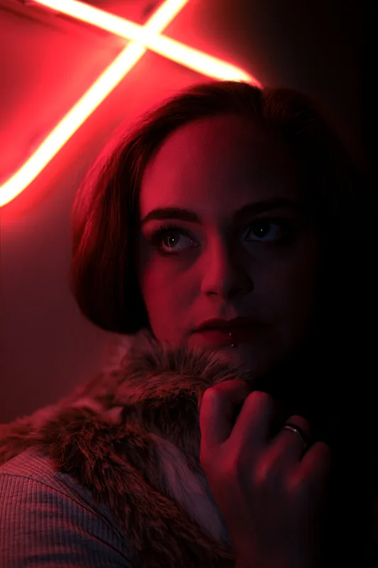 Kreatives Portrait in rotem Neonlicht – Fotostudio Foto Bambas, Ternitz