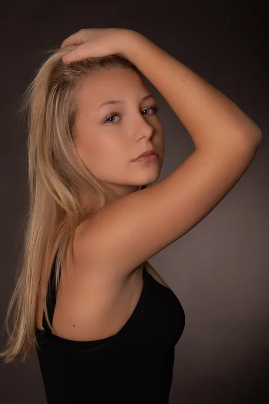 Portrait einer jungen Frau mit der Hand im Haar – Fotografin Bezirk Neunkirchen
