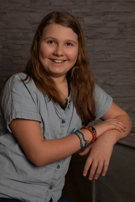 Lachendes Mädchen vor einer Steinwand – Portraitfotografie in Ternitz