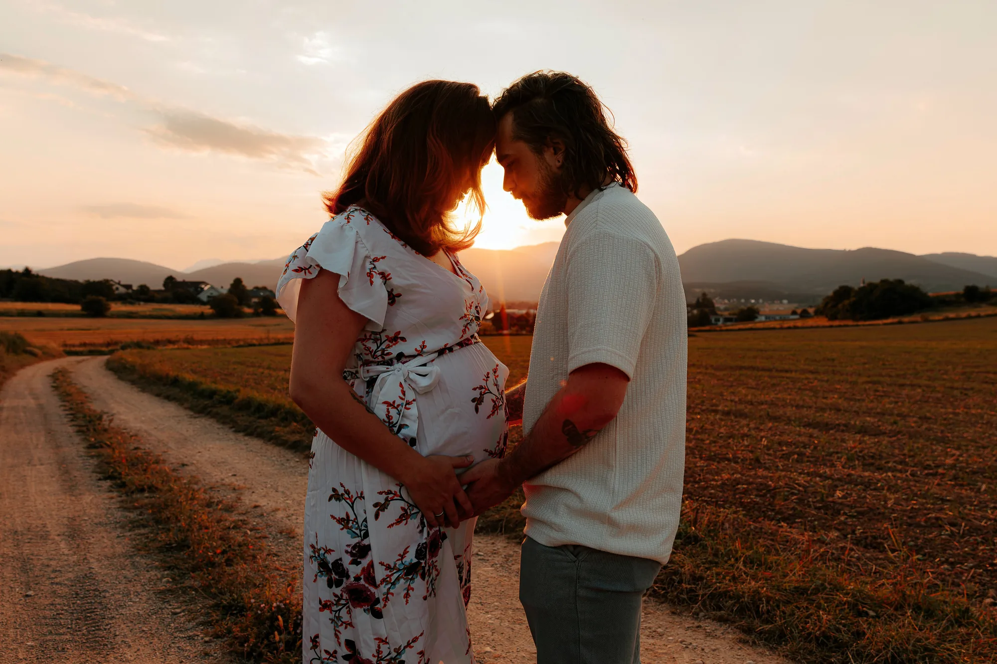 Werdende Eltern beim Babybauchshooting im Sonnenuntergang – Fotografin Bezirk Neunkirchen