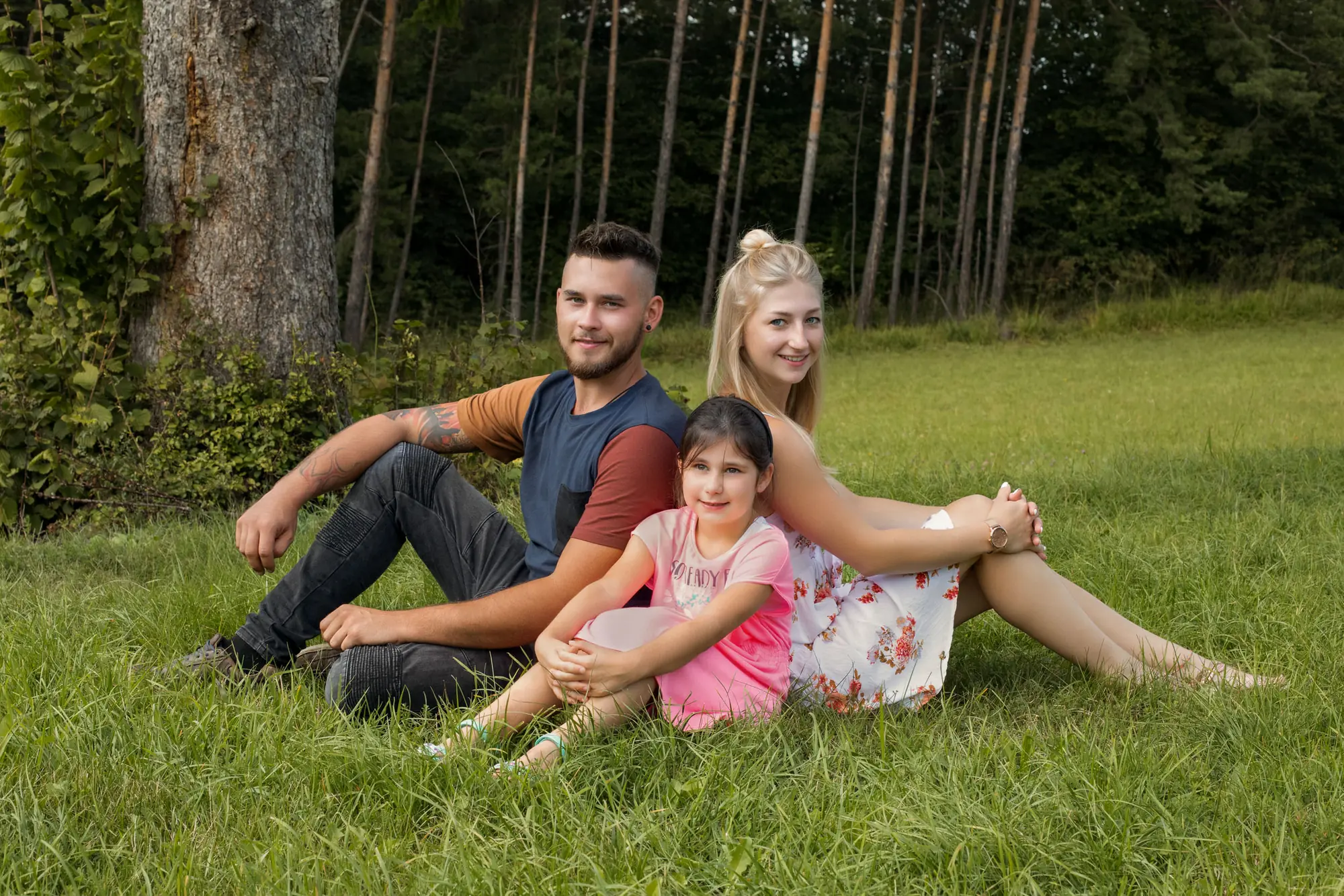 Familie mit Kind auf einer Wiese – Familienshooting im Freien