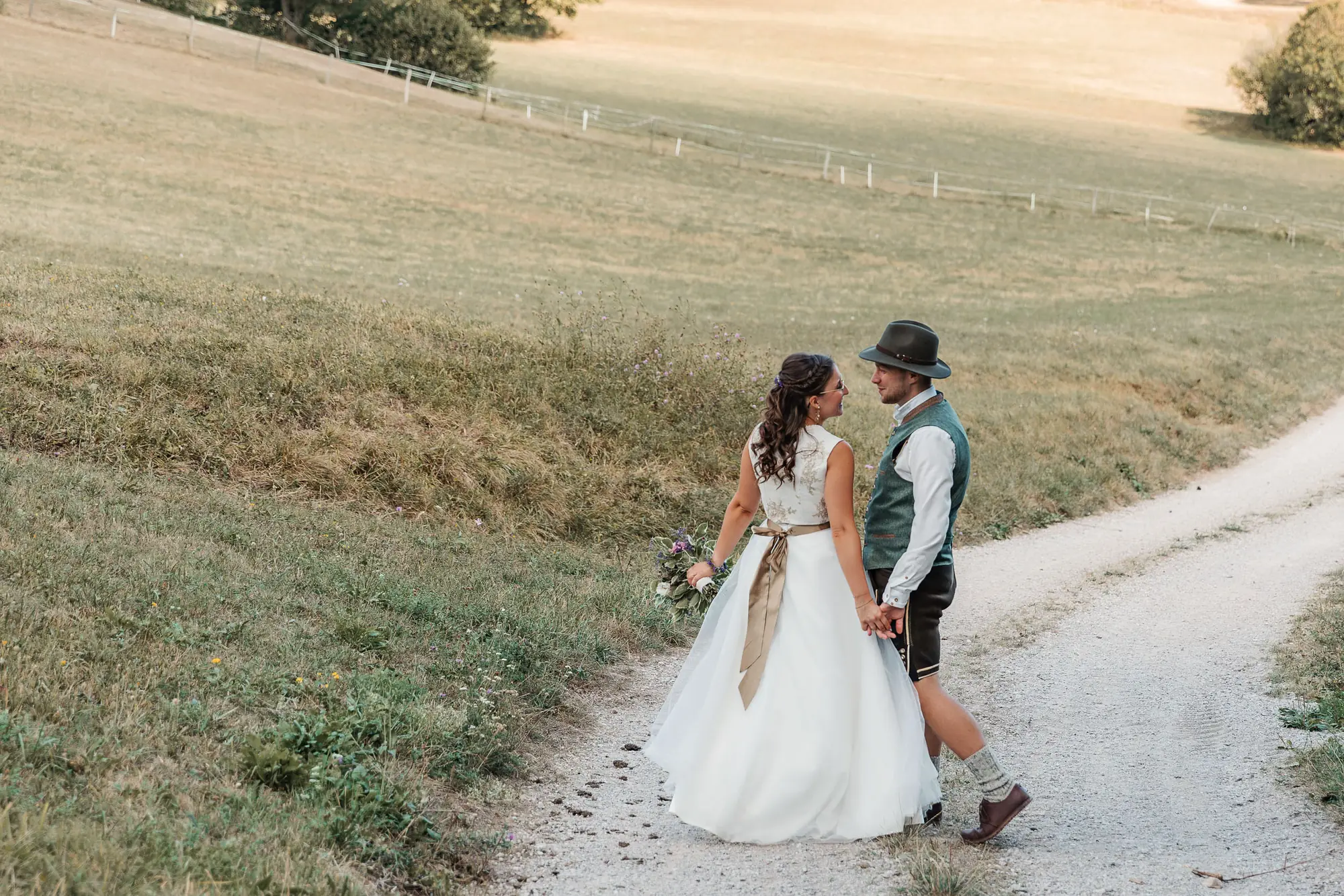 Brautpaar auf einem Feldweg – Hochzeitsfotografin Vanessa Bambas, Bezirk Neunkirchen